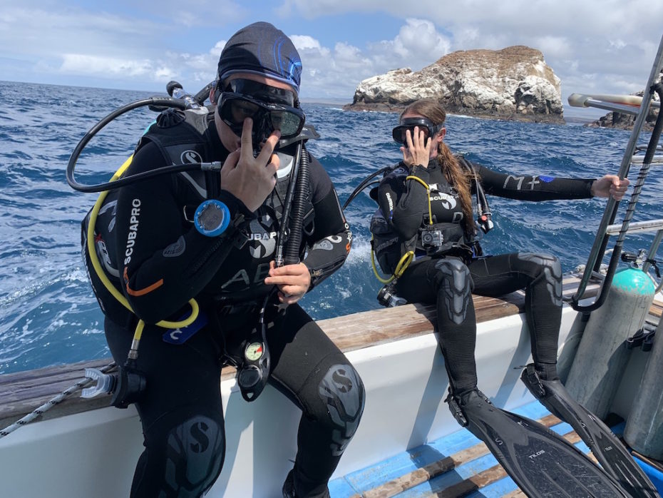 diver entry gordon rocks - Academy Bay Diving